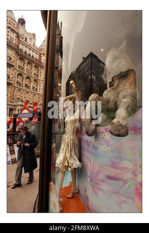 Harvey Nichols a Londonpic David Sandison 15/4/2005 Foto Stock