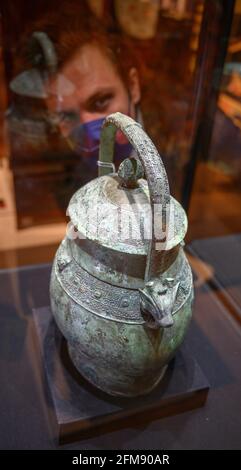 Bonhams, Londra, Regno Unito. 7 maggio 2021. La collezione H: Mobili cinesi, bronzi arcaici e arte giapponese offerti in vendita a Bonhams il 13 maggio a Londra. Immagine: Molto raro vaso di bronzo arcaico rituale e copertina, voi, prima dinastia Zhou occidentale, 10 ° secolo AC, stima £120,000-150,000. Credit: Malcolm Park/Alamy Live News Foto Stock