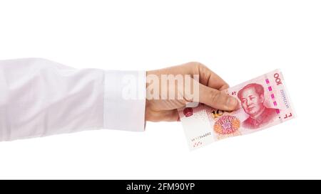 La mano dell'uomo dà cento yuan, isolato su sfondo bianco. Foto Stock