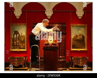 La prima mostra su King George III e Queen Charlotte si apre alla Queens Gallery di Buckingham Palace. Robert Ball, il Queens Clockmaker controlla il meccanismo dell'orologio astronomico di Christopher Pinchbeck, il creatore di orologi dei re, e Sir William Chambers, il suo architetto. Uno degli orologi più complessi al mondo registra il tempo in luoghi di tutto il mondo rispetto al tempo medio, e l'acqua alta e bassa ai porti marittimi. Il quadrante della calandra incorpora un planisfero e il quadrante dell'Orreria include un termometro.pic David Sandison 25/3/2004 Foto Stock