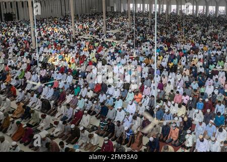 Dhaka, Bangladesh. 07 maggio 2021. I musulmani che pregano Jumaa'ah- tul-Wida alla Moschea Nazionale di Bahitl Mukarram a Dhaka.i musulmani del Bangladesh frequentano le preghiere del Ramadan (Juma-tul-Wida) nella moschea nazionale del Bangladesh, Bahitl Mukarram a Dhaka. Juma-tul-Wida, l'ultimo venerdì del Ramadan ha un'importanza speciale per i musulmani che offrono preghiere in questo giorno e cercano misericordia di Allah Onnipotente. Speciali preghiere sono offerte anche in occasione della fine delle miserie che si trovano ad affrontare i musulmani di tutto il mondo. Credit: SOPA Images Limited/Alamy Live News Foto Stock