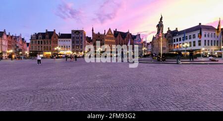 Torre Belfry e piazza Grote markt a Bruges, Belgio al crepuscolo Foto Stock