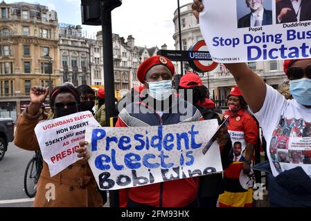 Uganda House, Trafalgar Square, Londra, Regno Unito. 7 maggio 2021. Protestare contro il governo ugandese al di fuori della Casa Uganda nel centro di Londra. Credit: Matthew Chpicle/Alamy Live News Foto Stock