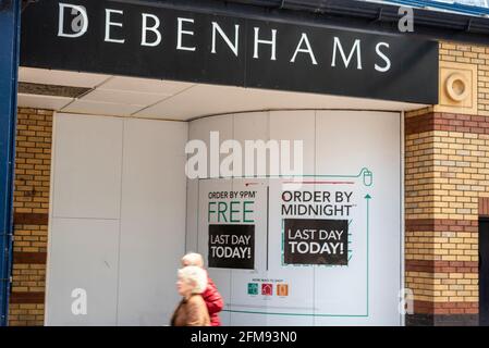 Il negozio Debenhams all'interno del centro commerciale Royals in High Street, Southend on Sea, Essex, UK sta chiudendo Foto Stock