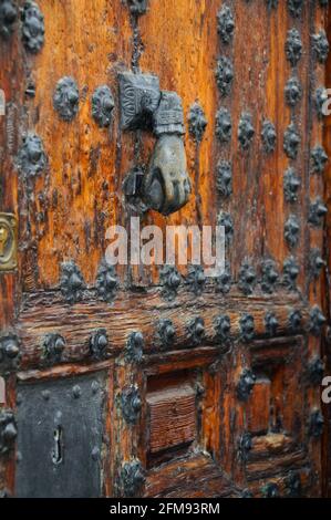 Porta con batticalcagno, Chinchón, Spagna, Europa Foto Stock