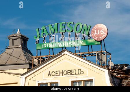 Jameson Irish Whiskey neon pubblicità sulla costruzione a Sofia, Bulgaria Foto Stock