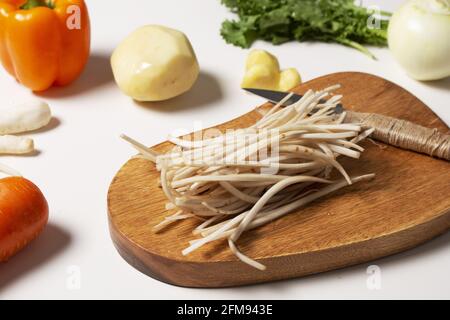 Verdure a fette sul tagliere Foto Stock