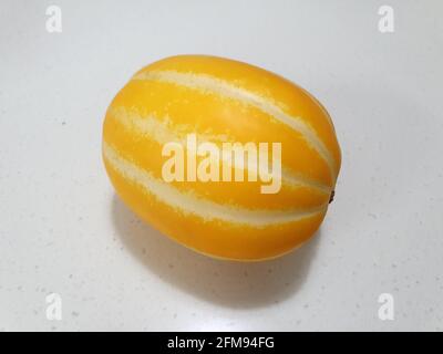 Melone giallo isolato su sfondo bianco Foto Stock