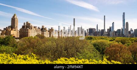 Skyline di Midtown e Fifth Avenue, tra cui BillionaireÕs Row, una collezione di residenze altissime per i ricchi di uber, soprattutto sulla 57a strada ovest, vista da Central Park, giovedì 6 maggio 2021. (Foto di Richard B. Levine) Foto Stock