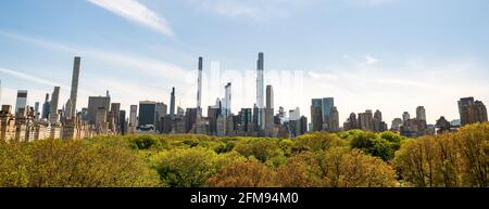 Lo skyline di Midtown include BillionaireÕs Row, una collezione di residenze super-alte per i ricchi di uber, principalmente sulla 57a strada Ovest, visto da Central Park, giovedì 6 maggio 2021. (Foto di Richard B. Levine) Foto Stock