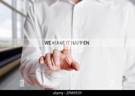 La mano dell'uomo d'affari preme sulla parola che facciamo accadere su un touch screen virtuale. Concetto di marketing aziendale. Foto Stock