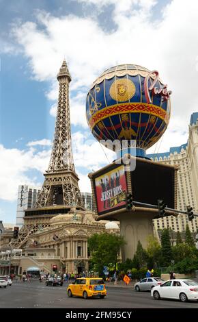 Parigi sulla Strip di Las Vegas. Di fronte al Bellagio, il casinò hotel a tema francese con una Torre Eiffel di dimensioni medie. Foto Stock