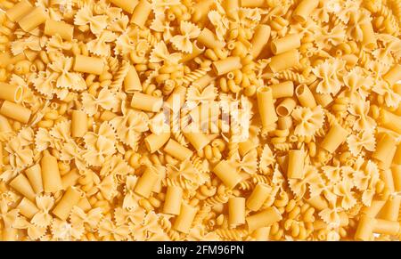 pasta di fondo con noodle casuali e vari tipi di maccheroni Foto Stock