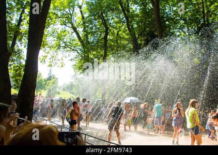 Peterhof, Russia: 16 luglio 2016 - il parco del palazzo. Celebrazione dell'apertura delle fontane. Turisti che visitano il punto di riferimento di San Pietroburgo. Foto Stock