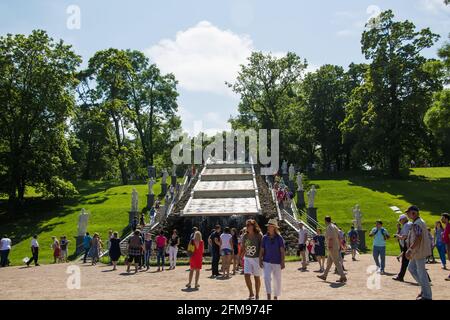 Peterhof, Russia: 16 luglio 2016 - il parco del palazzo. Celebrazione dell'apertura delle fontane. Turisti che visitano il punto di riferimento di San Pietroburgo. Foto Stock