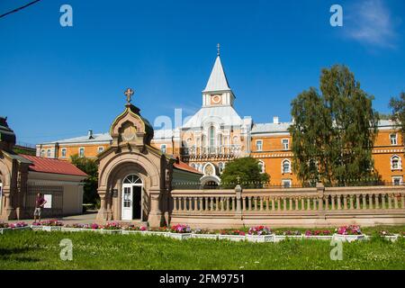 Peterhof, Russia: 16 luglio 2016 - il parco del palazzo. Celebrazione dell'apertura delle fontane. Turisti che visitano il punto di riferimento di San Pietroburgo. Foto Stock