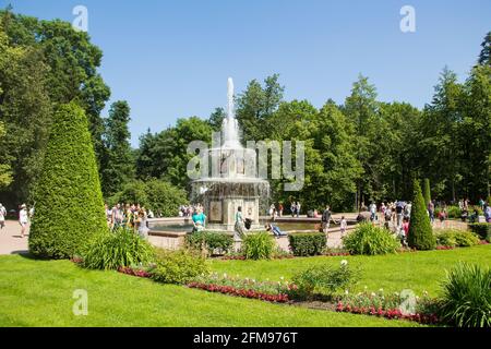 Peterhof, Russia: 16 luglio 2016 - il parco del palazzo. Celebrazione dell'apertura delle fontane. Turisti che visitano il punto di riferimento di San Pietroburgo. Foto Stock