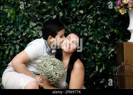 Madre e figlio fanno posa in studio - giorno della madre concetto Foto Stock