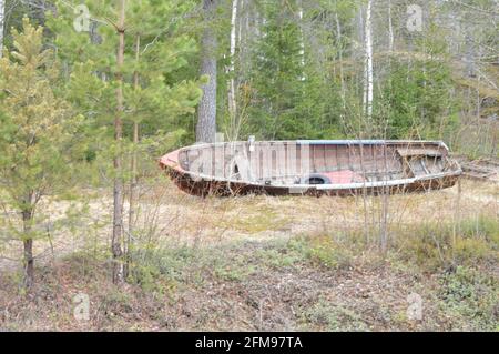 Vecchia barca di legno su terra asciutta ad una foresta Foto Stock