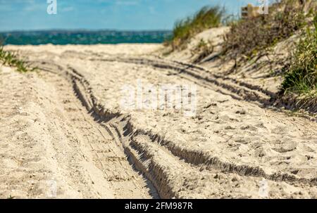 I cingoli degli pneumatici nella sabbia a Towd Point, Southampton, NY Foto Stock