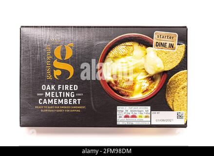 Marks and Spencer Food gastropub Oak infornato fusione Camembert on uno sfondo bianco Foto Stock