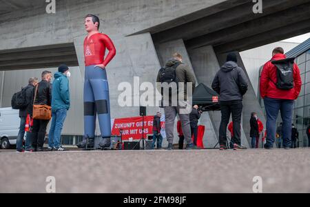 Lipsia, Germania. 07 maggio 2021. Partecipanti ad un'azione di sciopero dello stand IG Metall di fronte allo stabilimento BMW di Lipsia. Nella controversia contrattuale collettiva nel settore dei metalli, IG Metall ha invitato i dipendenti dello stabilimento BMW a partecipare a uno sciopero di allarme della durata di 24 ore. L'Unione richiede, tra l'altro, aumenti salariali del quattro per cento e un miglioramento delle norme di trasferimento per i tirocinanti. Credit: Hendrik Schmidt/dpa-Zentralbild/dpa/Alamy Live News Foto Stock