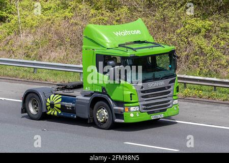 Catena cinematica dell'unità motrice Scania Van Waitrose; carrelli da supermercato per livrea, servizio di consegna di generi alimentari, veicoli per negozi alimentari; consegna online, cabina flotta per consegne, consegne, generi alimentari e articoli di base per la casa in movimento sulle strade del Regno Unito. Foto Stock