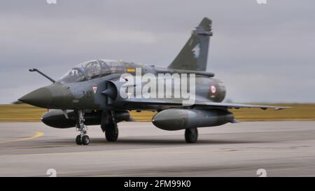 Aeroporto di Evreux Francia LUGLIO, 14, 2019 moderno militare convenzionale aerei di attacco tassare sulla pista. Dassault Mirage 2000D dell'aeronautica francese Foto Stock