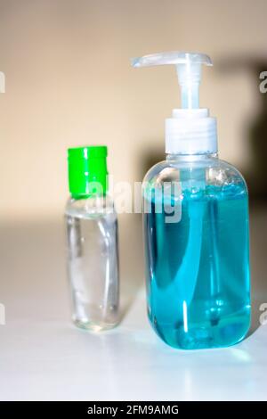 Bottiglie blu di disinfettante per le mani e gel antibatterico per le mani, lavaggio delle mani, igiene delle mani per la prevenzione dei virus Corona Foto Stock