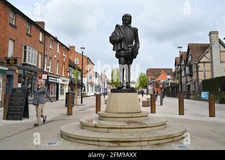 Una statua di William Shakespeare raffigurata fuori dal suo luogo di nascita in Henley Street, Stratford Upon Avon, Warwickshire, Regno Unito. Foto Stock