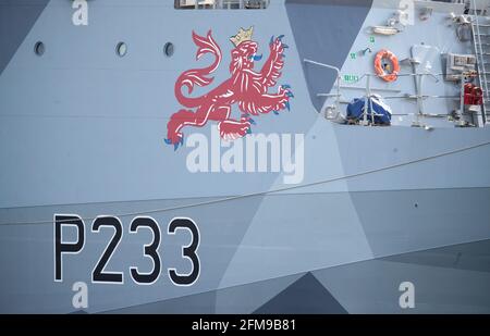 La nave di pattuglia offshore di classe Royal Navy River, HMS Tamar, ritorna nel porto di Portsmouth con il suo nuovo colore di vernice 'dazzle'. Data immagine: Venerdì 7 maggio 2021. Foto Stock