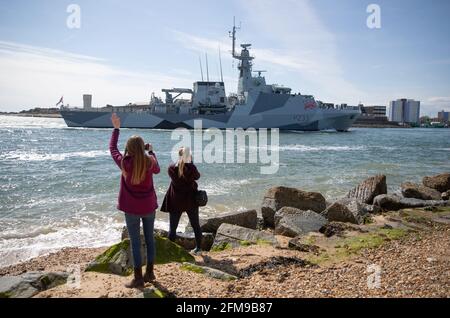 La nave di pattuglia offshore di classe Royal Navy River, HMS Tamar, ritorna nel porto di Portsmouth con il suo nuovo colore di vernice 'dazzle'. Data immagine: Venerdì 7 maggio 2021. Foto Stock