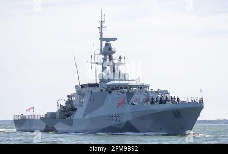 La nave di pattuglia offshore di classe Royal Navy River, HMS Tamar, ritorna nel porto di Portsmouth con il suo nuovo colore di vernice 'dazzle'. Data immagine: Venerdì 7 maggio 2021. Foto Stock