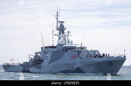 La nave di pattuglia offshore di classe Royal Navy River, HMS Tamar, ritorna nel porto di Portsmouth con il suo nuovo colore di vernice 'dazzle'. Data immagine: Venerdì 7 maggio 2021. Foto Stock