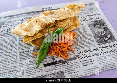 JUNAGADH, INDIA - 10 FEBBRAIO 2017: Colazione in Gujarat con peperoni e carote, India Foto Stock