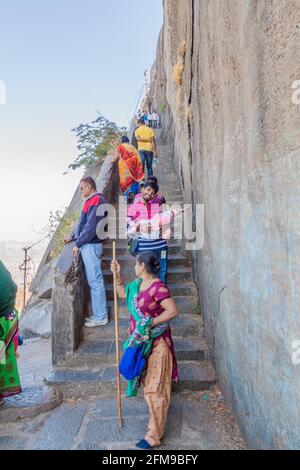 JUNAGADH, INDIA - 10 FEBBRAIO 2017: Persone sui gradini di Girnar Hill, Gujarat stato, India Foto Stock