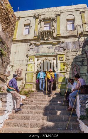 JUNAGADH, INDIA - 10 FEBBRAIO 2017: Porta ai gradini di Girnar Hill, Gujarat stato, India Foto Stock