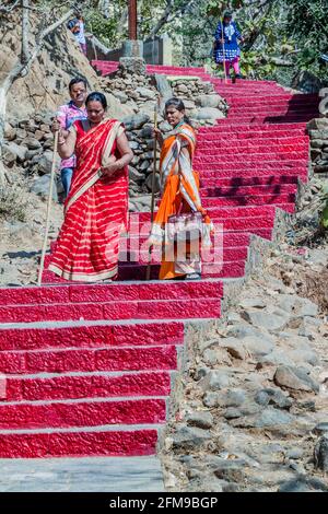 JUNAGADH, INDIA - 10 FEBBRAIO 2017: La gente sui passi a Girnar Hill, Gujarat stato, India Foto Stock