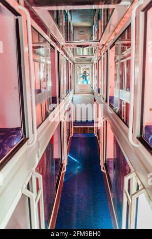 JUNAGADH, INDIA - 10 FEBBRAIO 2017: Interno di un autobus Sleeper in India. Foto Stock