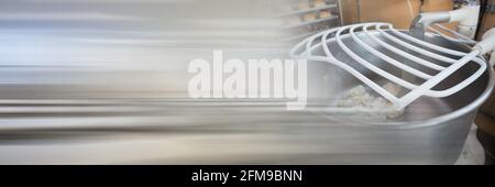 Stand mixer su un banco cucina, cucina ristorante e concetti di industria alimentare Foto Stock