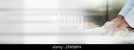 Chef impastare l'impasto in cucina, cucina ristorante e l'industria alimentare concetti Foto Stock