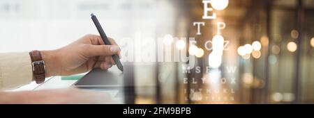 Snellen grafico sopra una donna che usa il tablet grafico, la tecnologia e i concetti corporativi Foto Stock