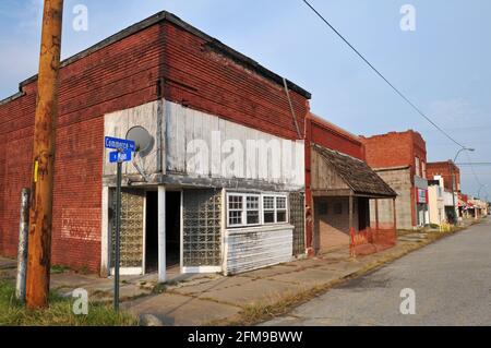 Gli storici edifici commerciali in mattoni e i magazzini fiancheggiano la tranquilla strada principale della Route 66, città di Commerce, Oklahoma. Foto Stock