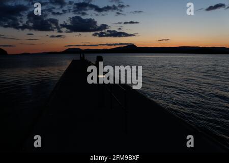 Bantry, West Cork, Irlanda. 6 maggio 2021. Paesaggi mozzafiato a Bantry mentre il sole sta scendendo. Credit: Karlis Dzjamko/Alamy Live News Foto Stock