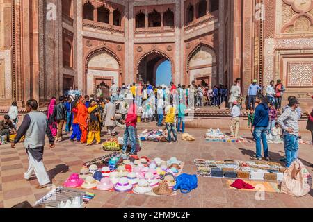 FATEHPUR SIKRI, INDIA - 17 FEBBRAIO 2017: Turisti e venditori a Buland Darwaza (porta della Vittoria) dell'antica città Fatehpur Sikri, Uttar Pradesh sta Foto Stock