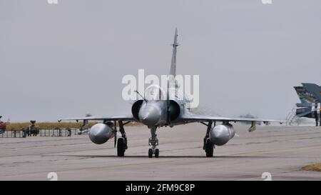 Aeroporto di Evreux Francia LUGLIO, 14, 2019 Vista frontale di un aereo da combattimento jet sulla pista con spazio di copia in una giornata nuvolosa. Dassault Mirage 2000-5F dell'aeronautica francese Foto Stock