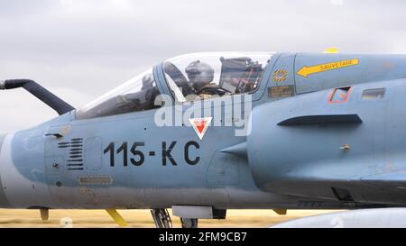 Aeroporto di Evreux Francia LUGLIO, 14, 2019 pilota militare nell'abitacolo di un aereo da combattimento. Vista ravvicinata. Dassault Mirage 2000C dell'aeronautica francese Foto Stock