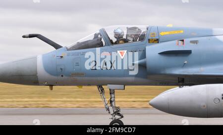 Aeroporto di Evreux Francia LUGLIO, 14, 2019 Chioseup vista del pilota di un aereo da combattimento militare nell'abitacolo. Dassault Mirage 2000-5F dell'aeronautica francese Foto Stock