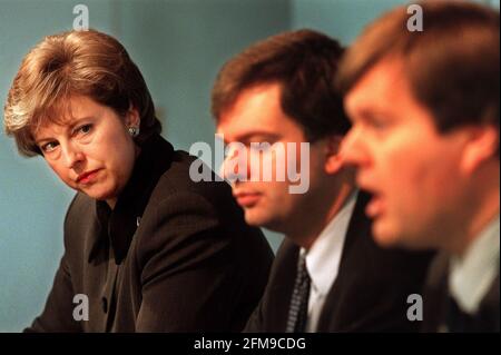 THERESA MAY MP NOVEMBER 1999THE SHADOW EDUCATION MINISTER WITH TIM COLLINS MP, AND JAMES CIPPISON MP, LAUNING THE CONSERVATIVES 'COMMON SENSE REVOLUTION IN EDUCATION' AT CONSERVATIVE CENTRAL OFFICE Foto Stock