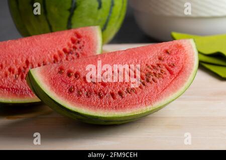 Parti fresche e succose di un anguria rossa da vicino Foto Stock